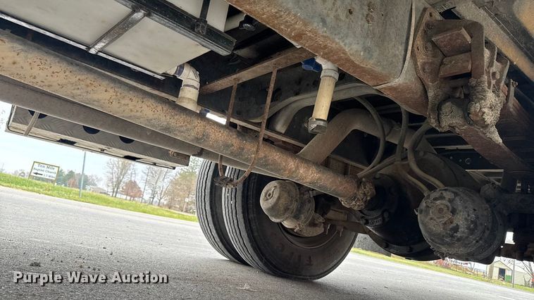 image for item EA2102 1993 International 3800 RV