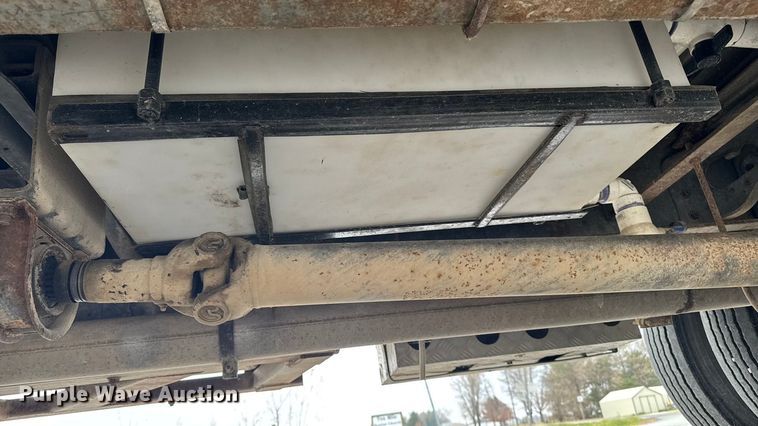 image for item EA2102 1993 International 3800 RV