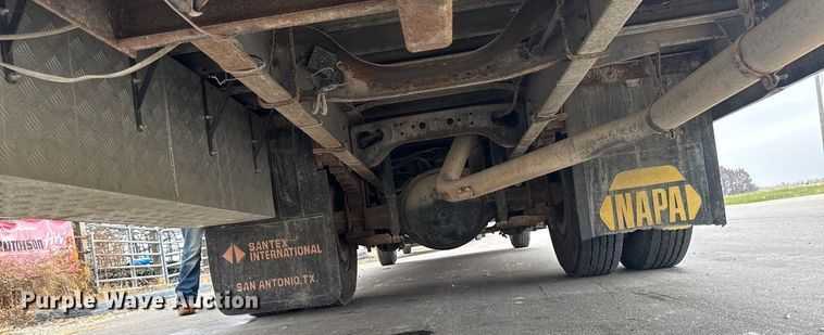 image for item EA2102 1993 International 3800 RV