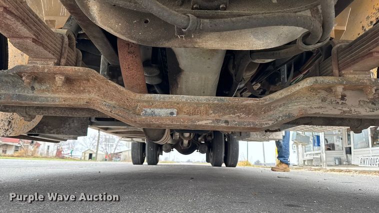 image for item EA2102 1993 International 3800 RV