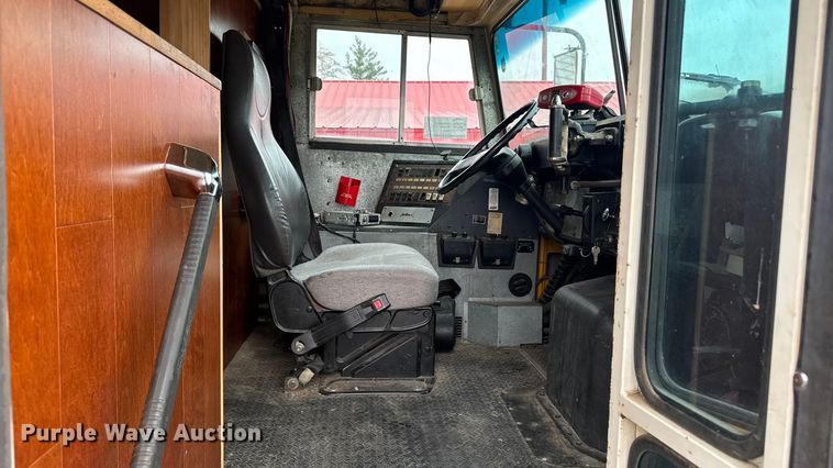 image for item EA2102 1993 International 3800 RV