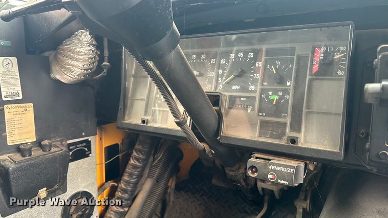 image for item EA2102 1993 International 3800 RV