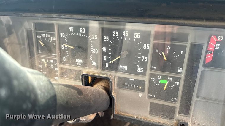 image for item EA2102 1993 International 3800 RV