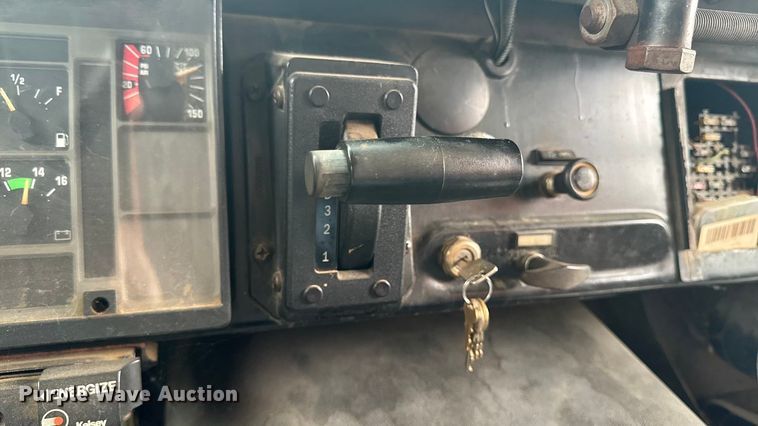 image for item EA2102 1993 International 3800 RV