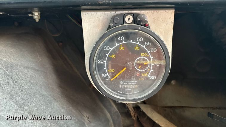 image for item EA2102 1993 International 3800 RV