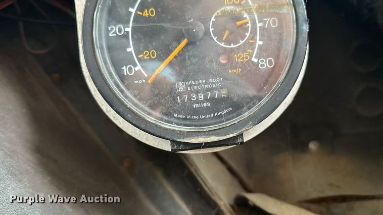 image for item EA2102 1993 International 3800 RV