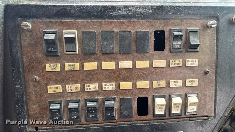 image for item EA2102 1993 International 3800 RV