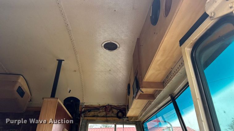 image for item EA2102 1993 International 3800 RV