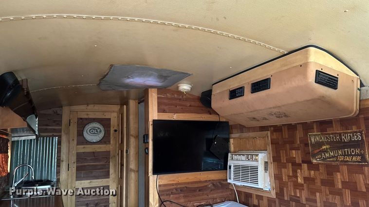 image for item EA2102 1993 International 3800 RV