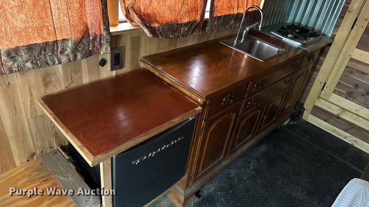 image for item EA2102 1993 International 3800 RV