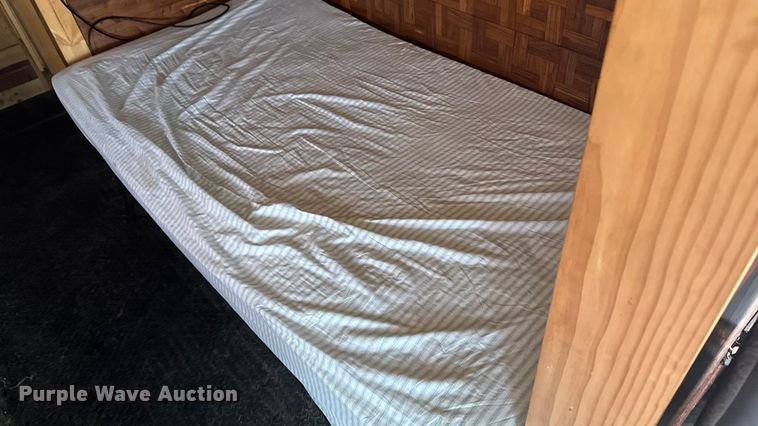 image for item EA2102 1993 International 3800 RV