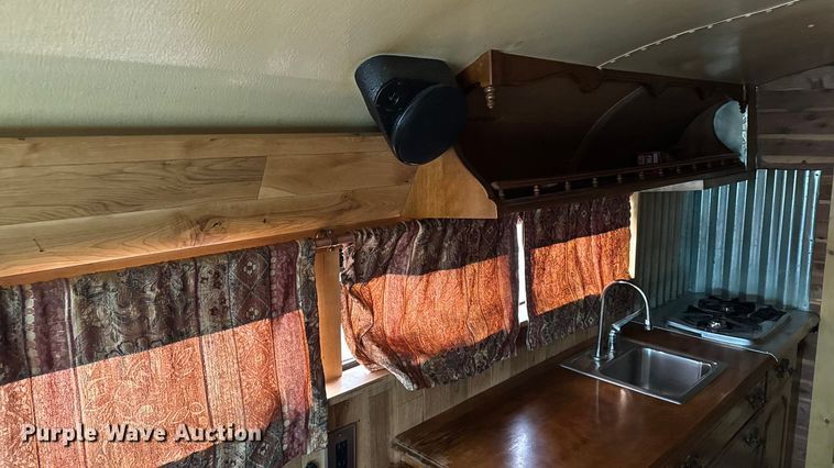 image for item EA2102 1993 International 3800 RV