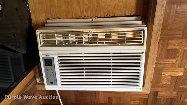 image for item EA2102 1993 International 3800 RV