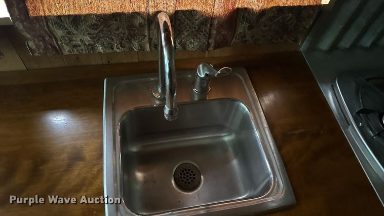 image for item EA2102 1993 International 3800 RV