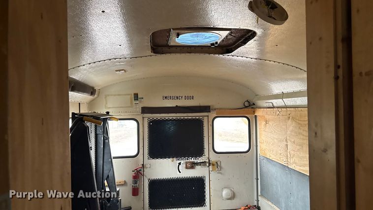 image for item EA2102 1993 International 3800 RV