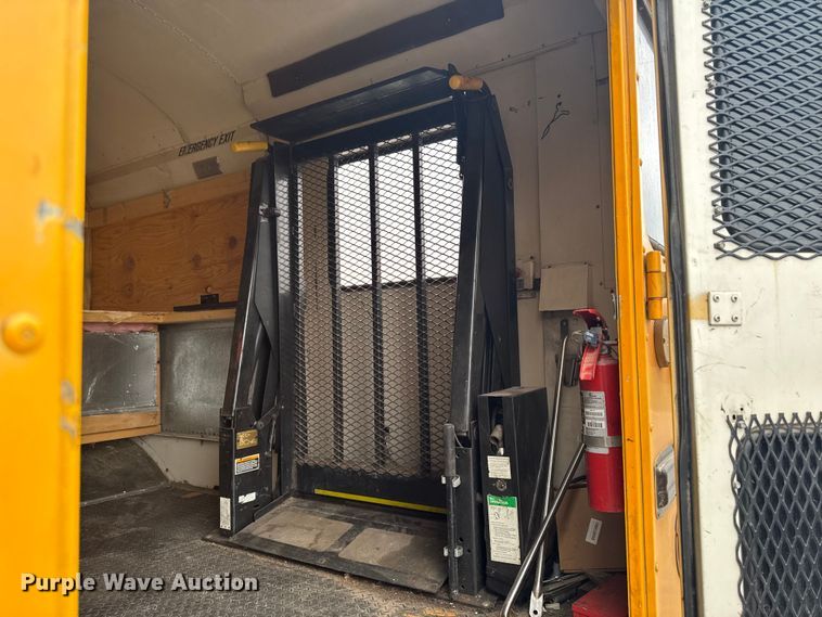 image for item EA2102 1993 International 3800 RV