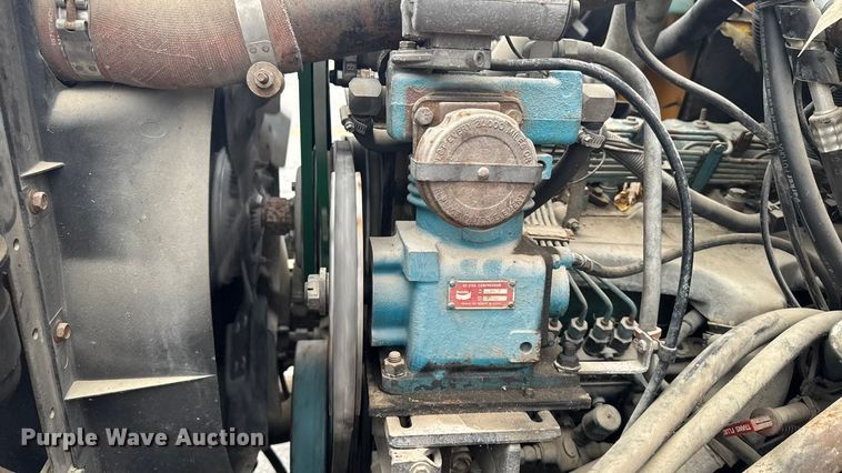 image for item EA2102 1993 International 3800 RV