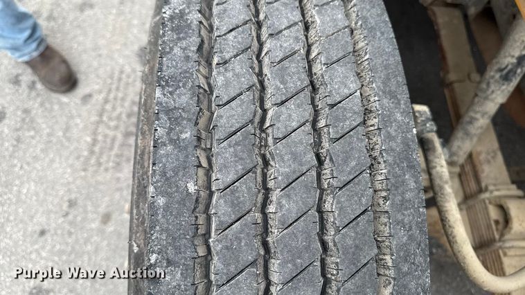 image for item EA2102 1993 International 3800 RV