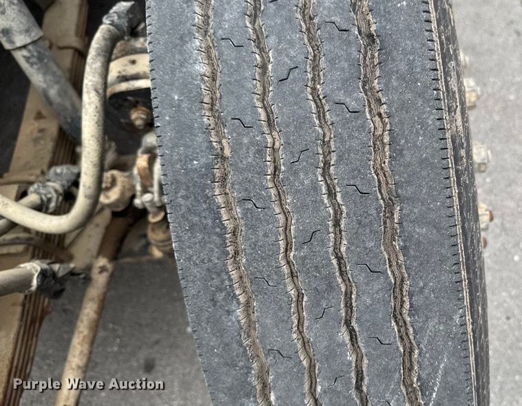 image for item EA2102 1993 International 3800 RV