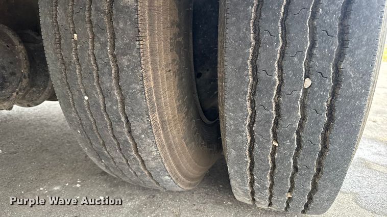 image for item EA2102 1993 International 3800 RV