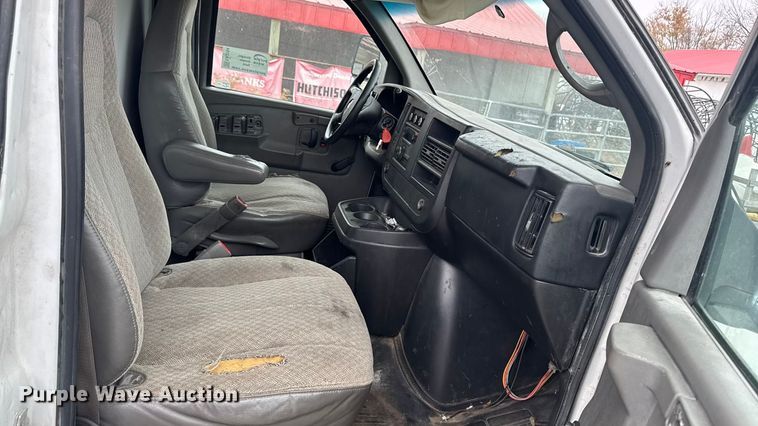 image for item EA2104 2008 Chevrolet Express 3500 box truck