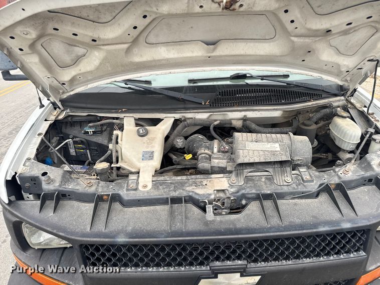 image for item EA2104 2008 Chevrolet Express 3500 box truck