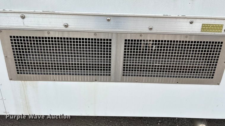 image for item EA7015 2005 Chevrolet C5500 delivery truck