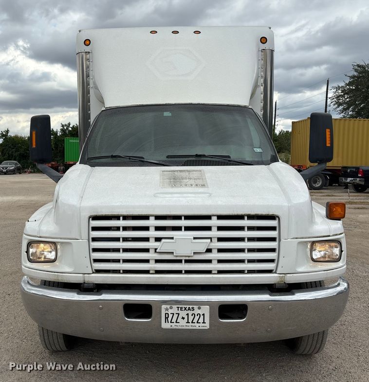 image for item EA7015 2005 Chevrolet C5500 delivery truck