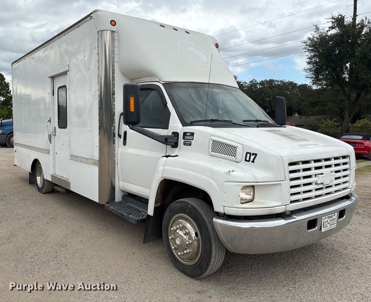 image for item EA7015 2005 Chevrolet C5500 delivery truck