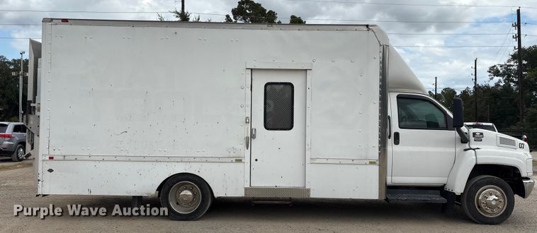 image for item EA7015 2005 Chevrolet C5500 delivery truck