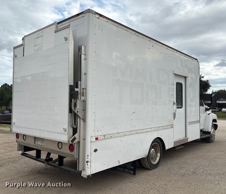 image for item EA7015 2005 Chevrolet C5500 delivery truck