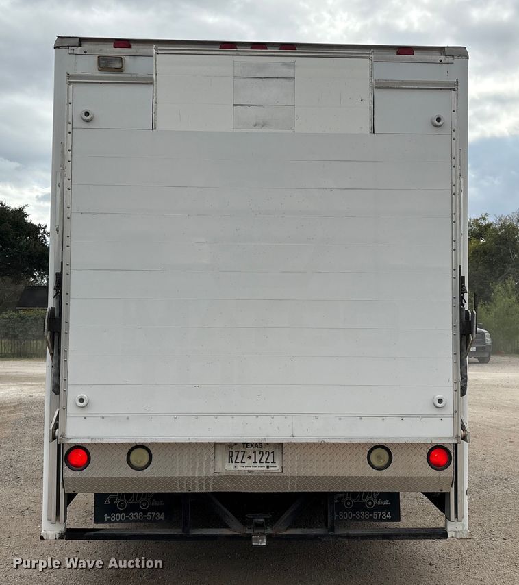 image for item EA7015 2005 Chevrolet C5500 delivery truck