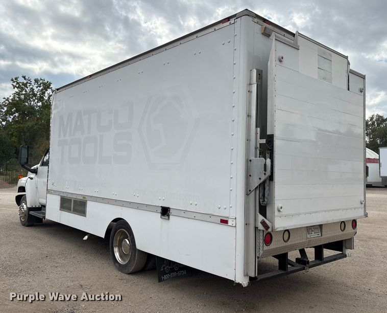 image for item EA7015 2005 Chevrolet C5500 delivery truck