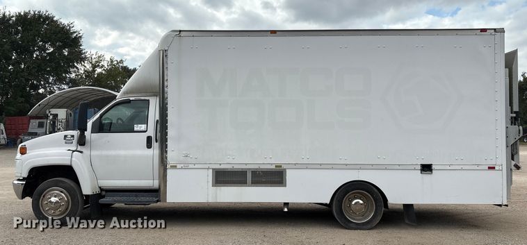 image for item EA7015 2005 Chevrolet C5500 delivery truck