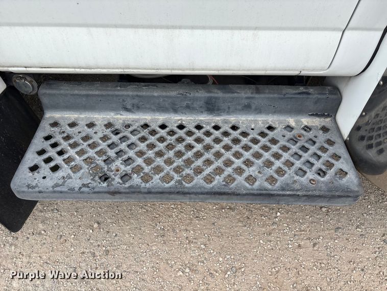 image for item EA7015 2005 Chevrolet C5500 delivery truck