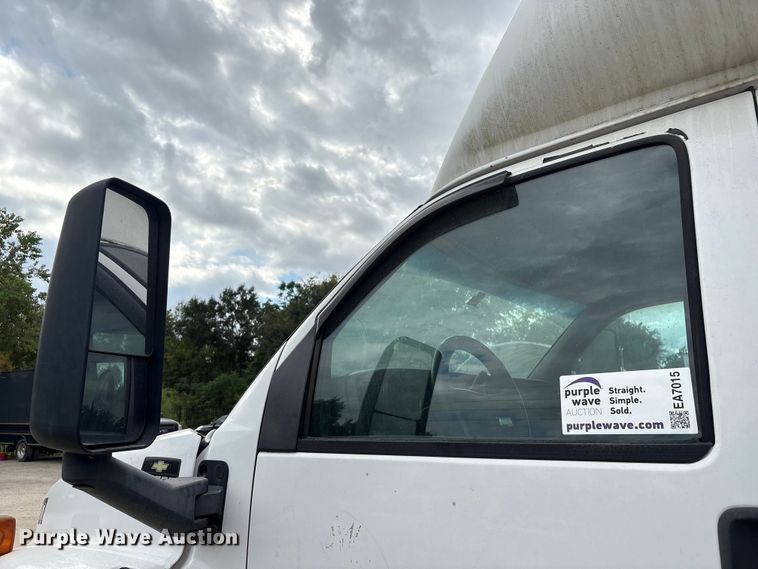 image for item EA7015 2005 Chevrolet C5500 delivery truck