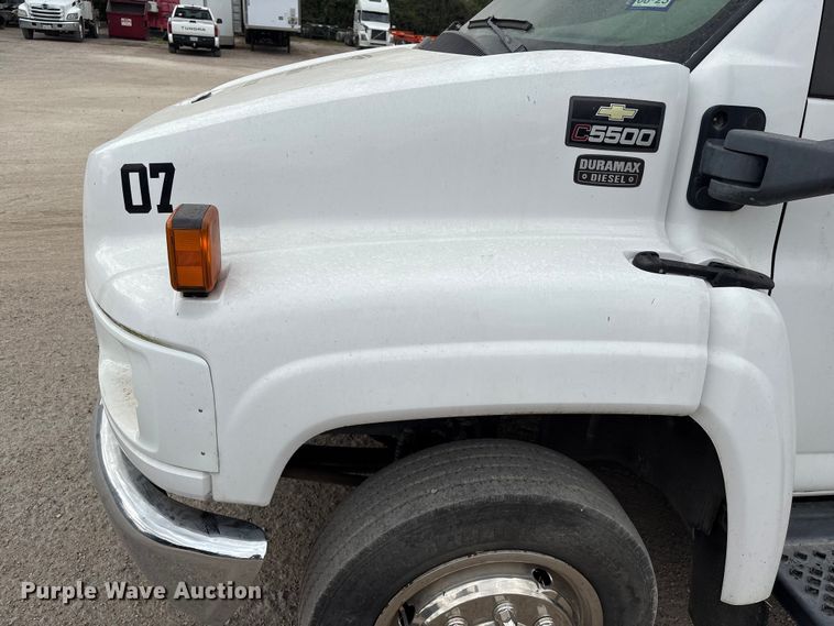 image for item EA7015 2005 Chevrolet C5500 delivery truck