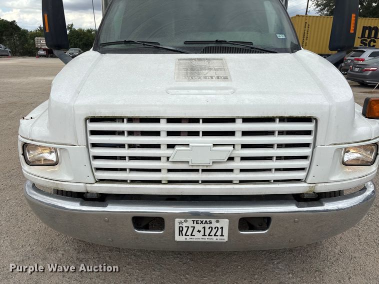 image for item EA7015 2005 Chevrolet C5500 delivery truck