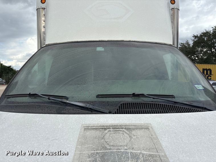 image for item EA7015 2005 Chevrolet C5500 delivery truck