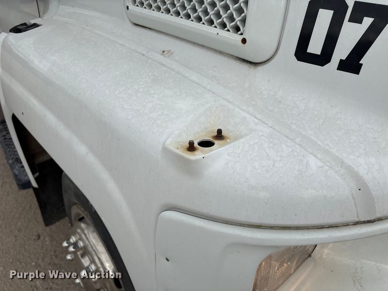 image for item EA7015 2005 Chevrolet C5500 delivery truck