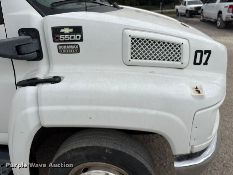 image for item EA7015 2005 Chevrolet C5500 delivery truck