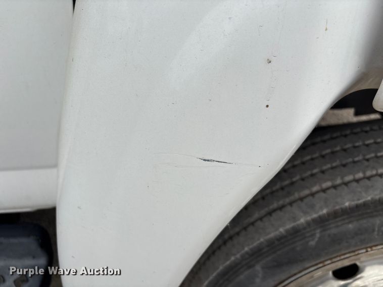 image for item EA7015 2005 Chevrolet C5500 delivery truck