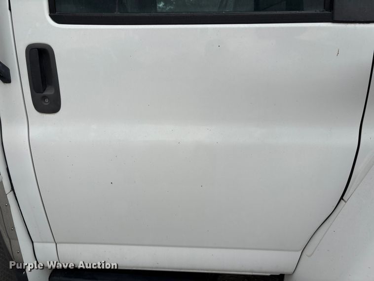 image for item EA7015 2005 Chevrolet C5500 delivery truck