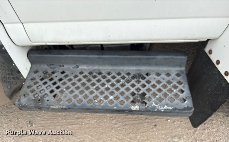 image for item EA7015 2005 Chevrolet C5500 delivery truck