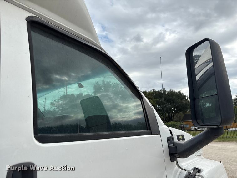 image for item EA7015 2005 Chevrolet C5500 delivery truck