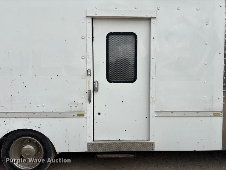 image for item EA7015 2005 Chevrolet C5500 delivery truck