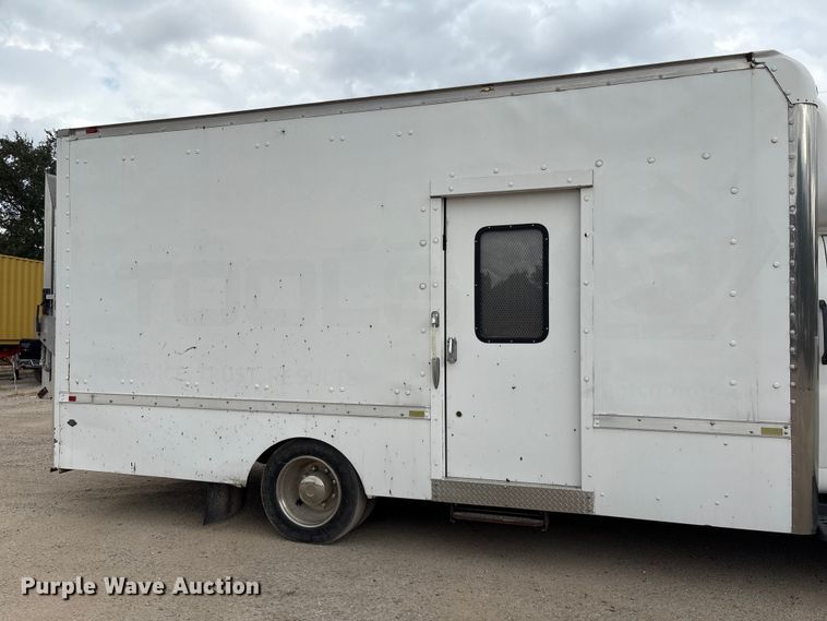 image for item EA7015 2005 Chevrolet C5500 delivery truck