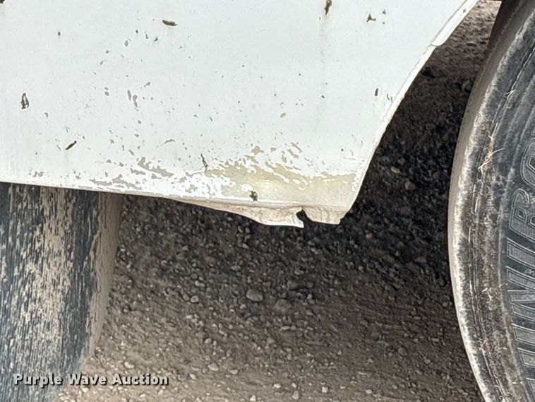 image for item EA7015 2005 Chevrolet C5500 delivery truck