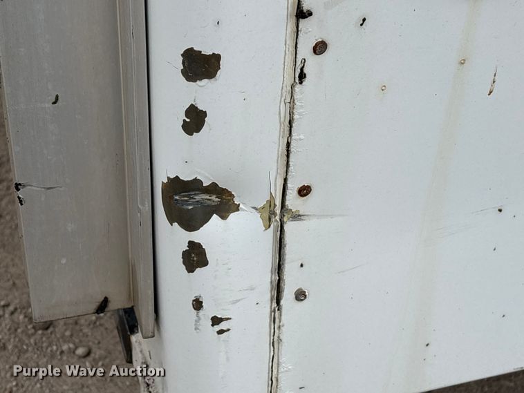 image for item EA7015 2005 Chevrolet C5500 delivery truck