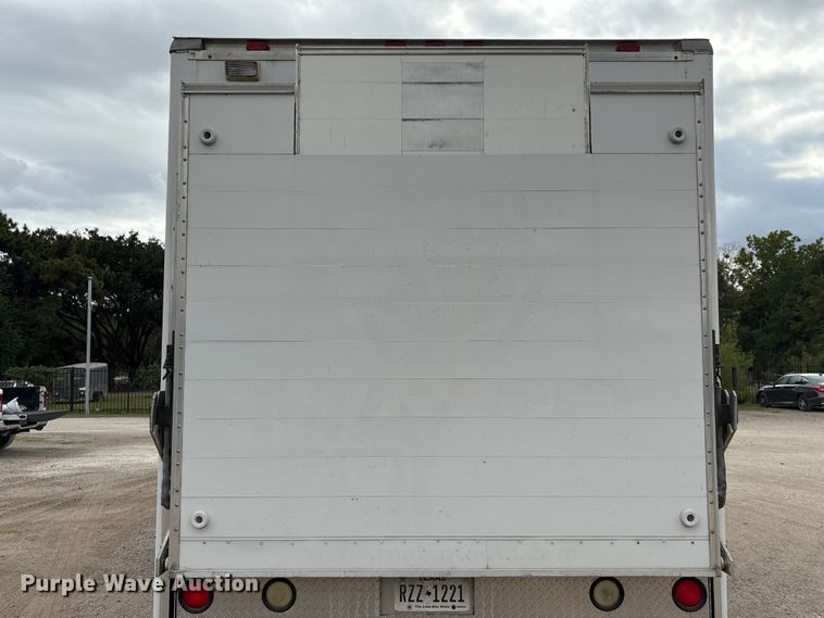 image for item EA7015 2005 Chevrolet C5500 delivery truck